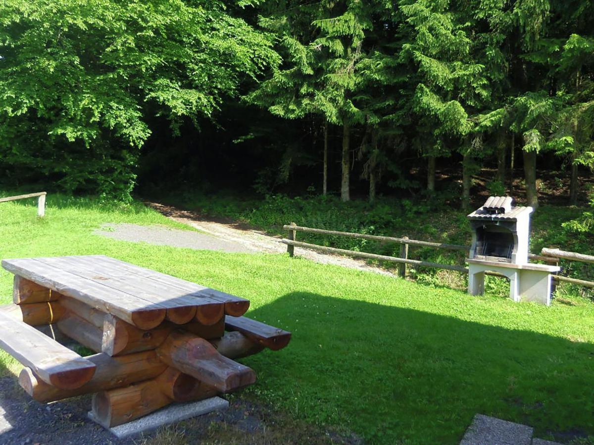 Cosy Holiday Home With Garden In Walscheid Екстериор снимка